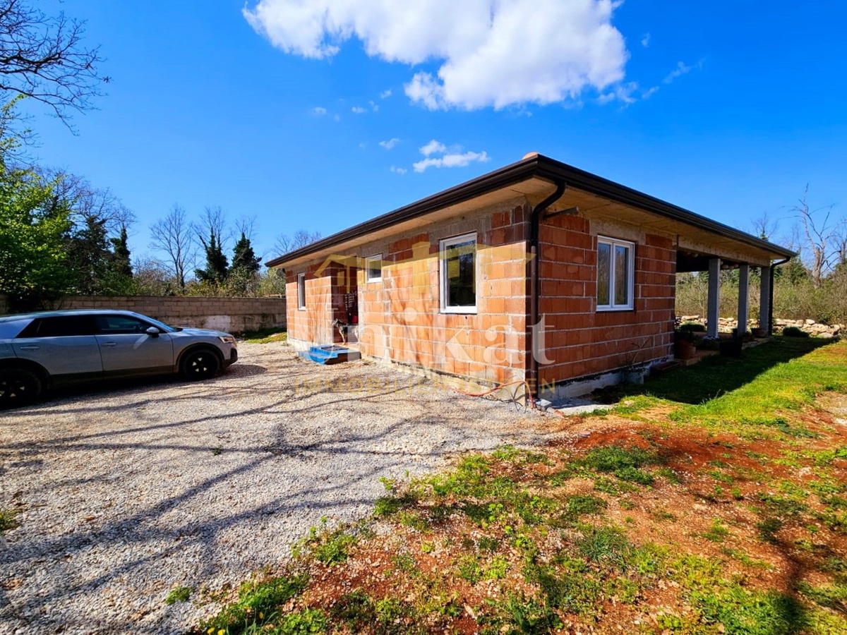 Pritlična hiša brez sosedov 10 km od Poreča - velika vrtna površina